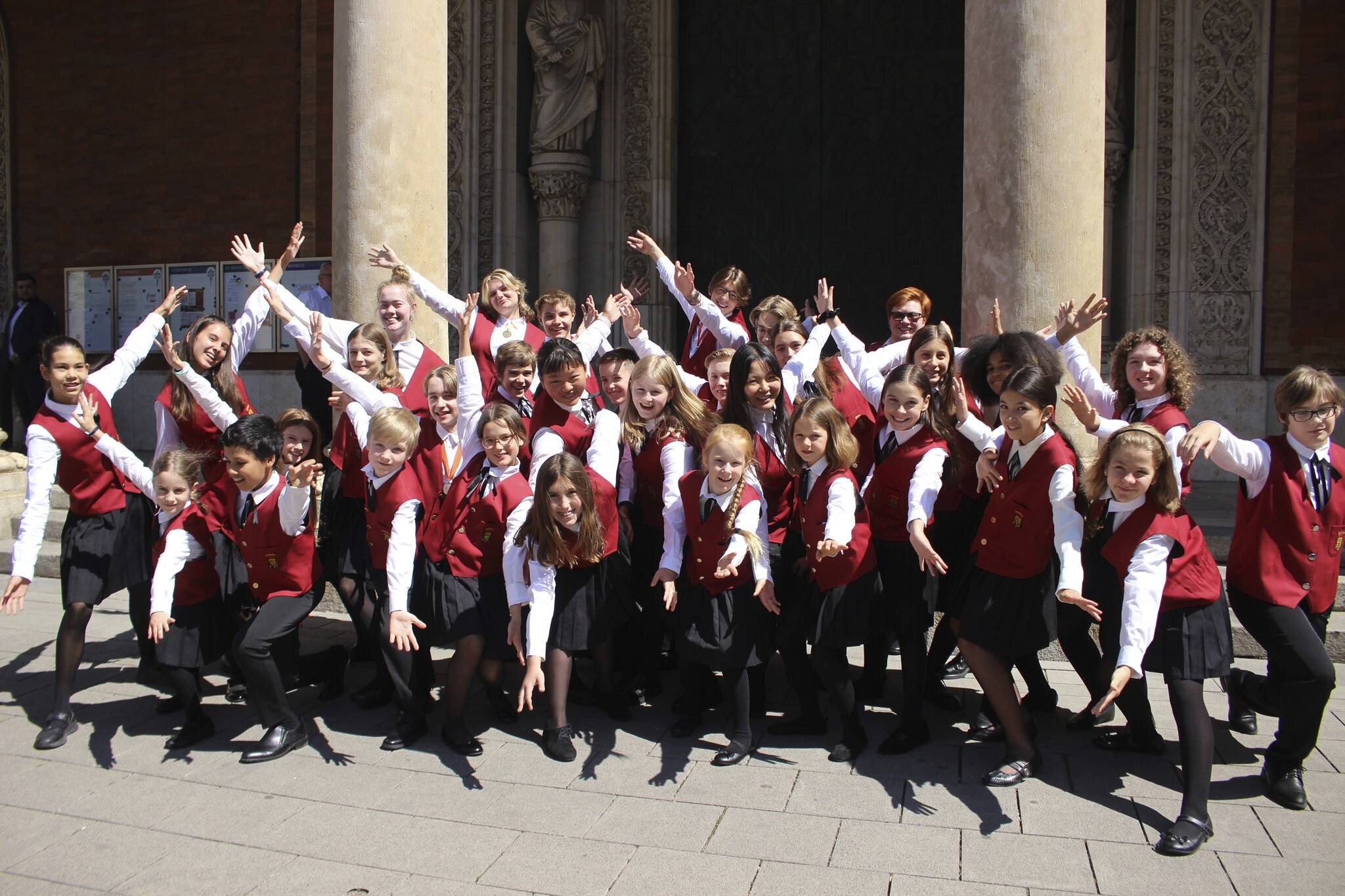 Die Münchner Chorbuben und Chormädchen singen KurierJournal